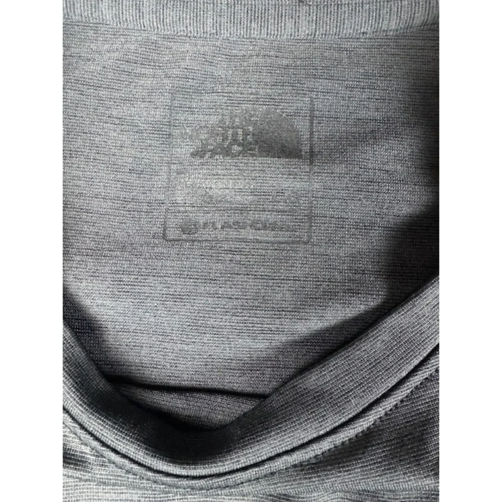The North Face Mens‎ Long Sleeve Shirt FlashDry Gray Athletic Performance Tee